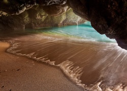 Morska fala wpływająca do jaskinii we Włoszech