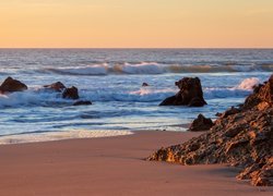 Morska plaża o zmierzchu