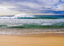 Morska plaża ze zbliżającą się falą