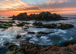 Morskie skały i kolorowy zachód słońca