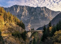 Most Arched Bridge na tle Alp Julijskich