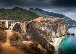 Stany Zjednoczone, Kalifornia, Góry, Wybrzeże, Skały, Most, Bixby Creek Bridge, Roślinność, Morze, Chmury