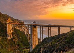 Morze, Most Bixby Creek Bridge, Wybrzeże, Region Big Sur, Zachód słońca, Chmury, Kalifornia, Stany Zjednoczone