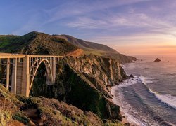 Most Bixby Creek Bridge, Wybrzeże, Region Big Sur, Kalifornia, Stany Zjednoczone, Góry, Morze, Wschód słońca