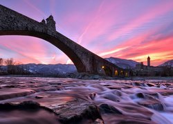 Kamienny, Most Gobbo, Rzeka Trebbia, Kamienie, Zamek Castello Malaspina-Dal Verme, Wschód słońca, Drzewa, Bobbio, Prowincja Piacenza, Włochy