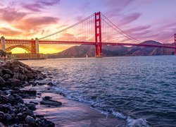 Stany Zjednoczone, Stan Kalifornia, Most Golden Gate Bridge, Cieśnina Golden Gate, Zachód słońca, Kamienie