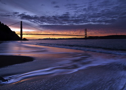Most Golden Gate w San Francisco w blasku zachodzącego słońca