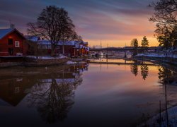 Most i domy nad rzeką Porvoonjoki w Finlandii