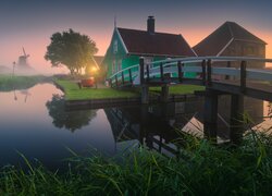 Most i domy w skansenie Zaanse Schans we mgle