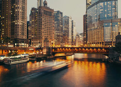 Most i oświetlone domy nad rzeką w Chicago