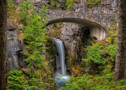 Most i wodospad Christine Falls w Parku Narodowym Mount Rainier
