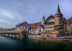 Most Kapellbrucke i domy nad rzeką Reuss w Lucernie