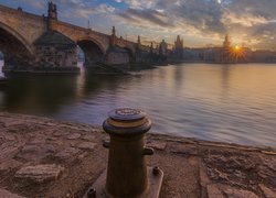 Rzeka Wełtawa, Most Karola, Wschód słońca, Praga, Czechy