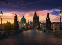 Czechy, Praga, Most Karola, Latarnie, Figury, Budynki, Wschód słońca