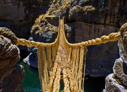 Most linowy Qeswachaka Rope Bridge w Peru