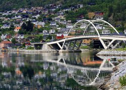 Góra, Domy, Most Loftesnesbrui, Rzeka, Sogndalselvi, Odbicie, Gmina Sogndal, Norwegia