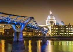 Most Millennium Bridge z widokiem na  Katedrę św. Pawła w Londynie o zmierzchu