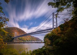 Rzeka Hudson River, Most Bear Mountain Bridge, Purple Heart Veterans Memorial Bridge, Drzewa, Góry, Niebo, Nowy Jork, Stany Zjednoczone