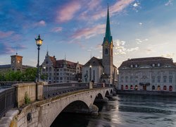 Most Munsterbrucke i Kościół Fraumunster w Zurychu