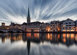 Most Munsterbrucke nad rzeką Limmat i kościół Fraumunster w Zurychu