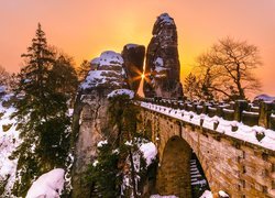 Zima, Śnieg, Most, Skały, Formacja Bastei, Drzewa, Park Narodowy Saskiej Szwajcarii, Niemcy