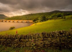 Most na jeziorze Ladybower Reservoir