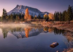 Park Narodowy Banff, Góra Mount Rundle, Jezioro, Two Jack Lake, Mostek, Odbicie, Drzewa, Las, Mgła, Alberta, Kanada