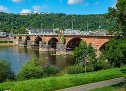 Most na rzece Mozeli w niemieckim mieście Trewir