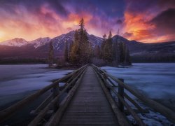 Most na wyspę nad zamarzniętym jeziorem Pyramid Lake