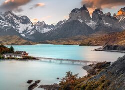 Most nad jeziorem Lago Pehoe w Parku Narodowym Torres del Paine w Chile