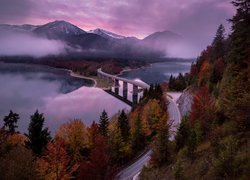 Niemcy, Bawaria, Góry, Jezioro Sylvensteinsee, Most, Mgła, Drzewa, Jesień