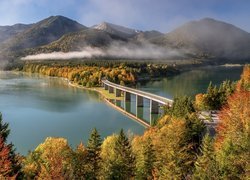 Góry, Jezioro Sylvensteinsee, Most, Drzewa, Jesień, Mgła, Bawaria, Niemcy