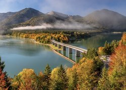 Most nad jeziorem Sylvensteinsee w Niemczech