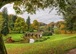 Most nad jeziorem w angielskiej rezydencji Stourhead House