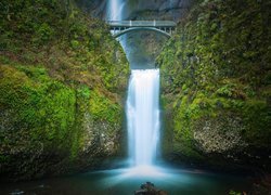 Most nad omszałymi skałami i wodospadem Multnomah Falls