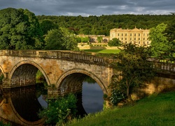 Most nad rzeką Derwent z widokiem na Chatsworth House