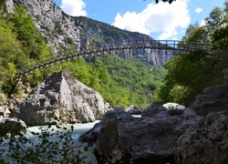 Most nad rzeką wśród skał
