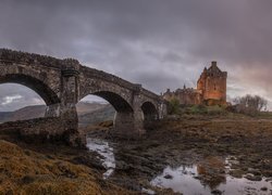 Most nad rzeką z widokiem na zamek Eilean Donan w Szkocji