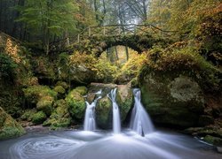 Most nad wodospadem Schiessentumpel w Luksemburgu