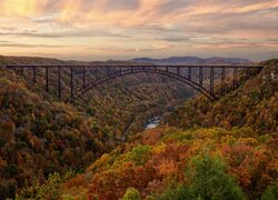 Most New River Gorge Bridge nad wąwozem