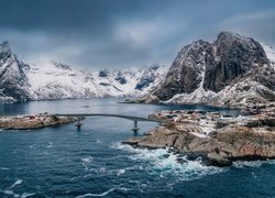 Most pomiędzy wyspami na norweskich Lofotach