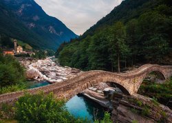 Szwajcaria, Dolina Verzaska, Lavertezzo, Rzeka Verzaska, Most, Ponte dei Salti, Las, Drzewa, Domy, Góry