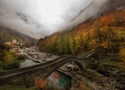 Most Ponte dei Salti w dolinie Verzaska w Szwajcarii