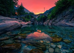 Most Ponte dei Salti w Lavertezzo o zachodzie słońca