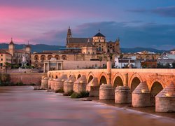 Most Puente Romano na rzece Gwadalkiwir z meczetem Mezquita w tle