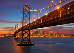Most San Francisco-Oakland Bay o zachodzie słońca