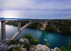 Zatoka Sibenik, Most Sibenik, Jacht, Skały, Drzewa, Szybenik, Chorwacja