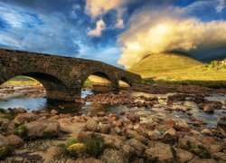 Szkocja, Wyspa Skye, Kamienny, Most Sligachan Old Bridge, Rzeka Sligachan, Kamienie, Niebo, Góra, Chmury, Roślinność