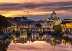 Most św Anioła nad Tybrem i oświetlona bazylika św Piotra w Watykanie