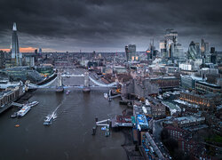 Most Tower Bridge nad rzeką Tamizą w Londynie